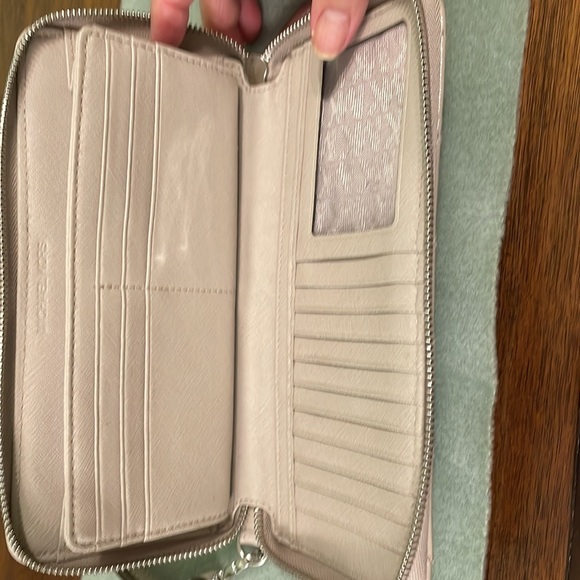 Michael Kors wristlet. Taupe / Tan - Picture 5 of 12